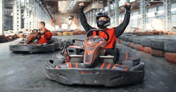 Racer Go Kart הרים את ידיו למעלה